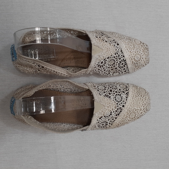 Toms lacy Crocheted flats slip on size 8 off white floral  coastal cowgirl style - Picture 10 of 10